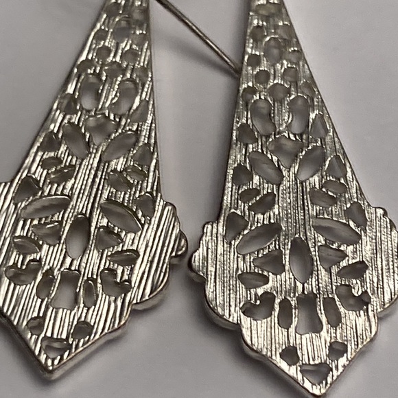 Silver Tone Metal Openwork Flower Floral Earrings - Picture 12 of 14